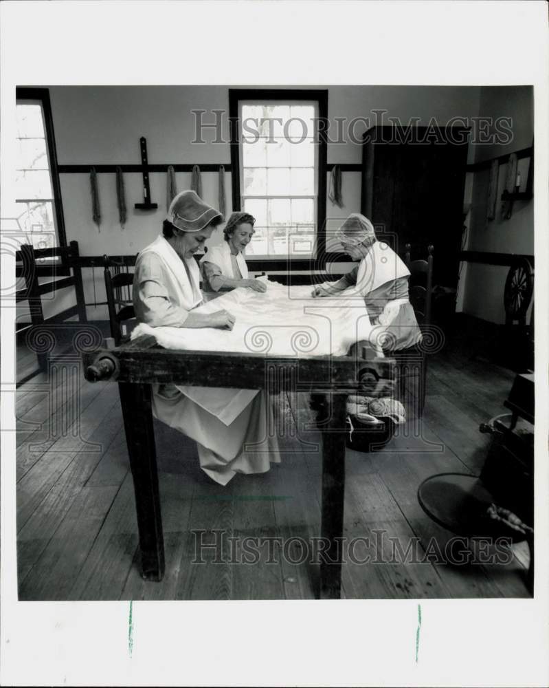 1977 Press Photo Costumed Quilters Sew at Shakertown, Kentucky - afa14882 - Historic Images