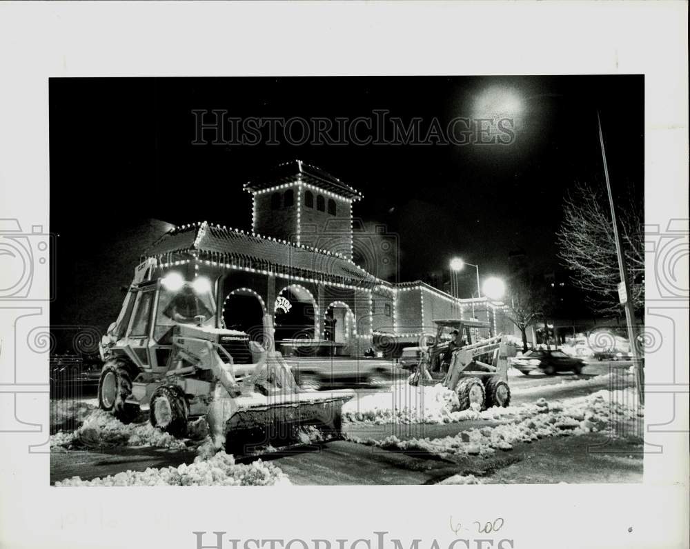 1987 Press Photo Workers Use Backhoes to Remove Snow at Country Club Plaza - Historic Images