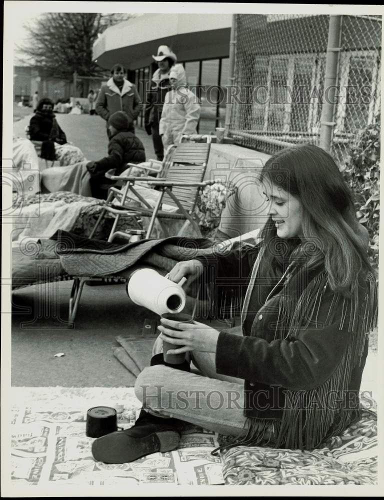 1982 Press Photo Barbara Fender in line for Kenny Rogers tickets in Charlotte - Historic Images