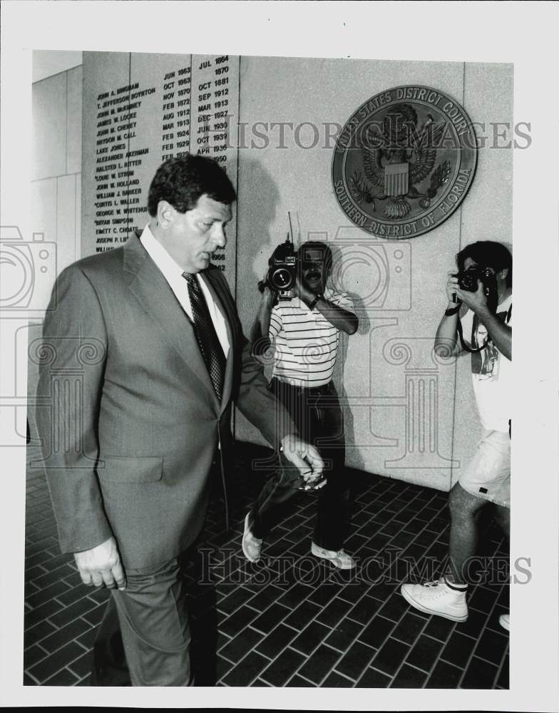 1993 Press Photo Former Miami Beach Mayor Alex Daoud Enters Federal Court - Historic Images