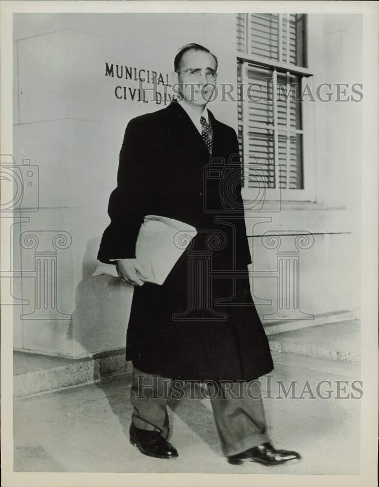 1951 Press Photo E. Merl Young leaves Municipal Court in Washington, D.C. - Historic Images