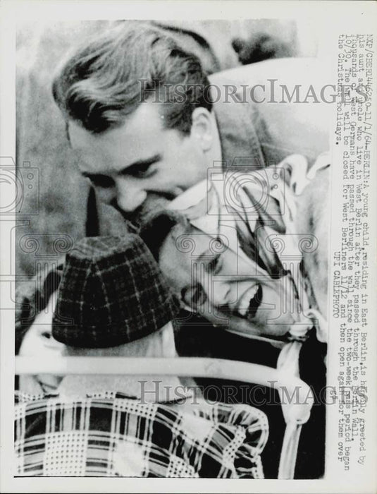 1964 Press Photo Family reunion of East and West Berliners during pass period - Historic Images