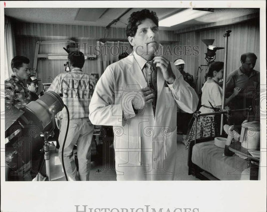 1988 Press Photo Miami Beach Mayor Alex Daoud on the set of "Miami Blues" - Historic Images