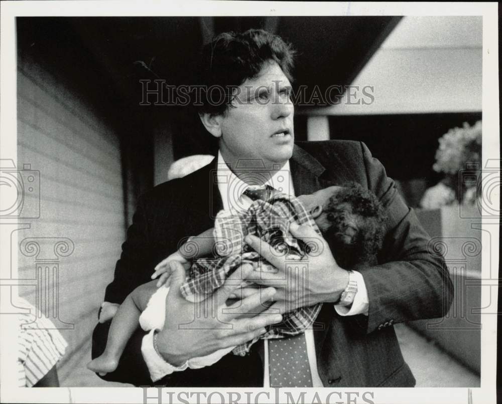 1990 Press Photo Miami Beach Mayor Alex Daoud carries a baby to police car - Historic Images