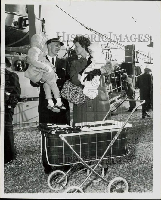 1961 Press Photo Lt. John Tukey says goodbye to family at Naval Reserve Armory. - Historic Images