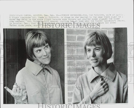 1969 Press Photo Astronaut's Wife Pat McDivitt Talks Flight Delay with Press, TX - Historic Images