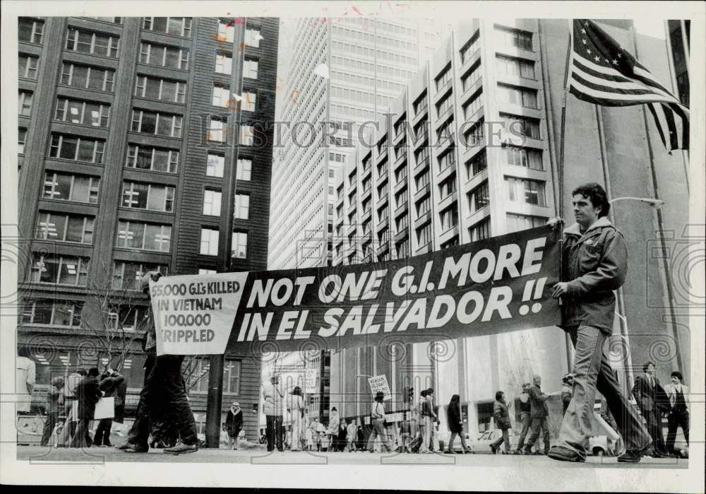 1982 Press Photo Anti-Draft Demonstration at Federal Plaza, Chicago, Illinois - Historic Images