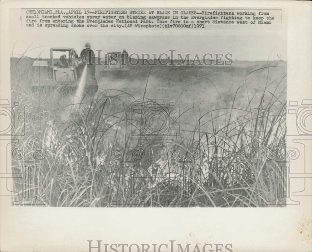 1971 Press Photo Firefighters spaying water on Everglades fire - afa21996- Historic Images