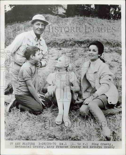 1970 Press Photo Bing, Nathaniel, Mary Frances and Kathryn Crosby sit on a hill - Historic Images