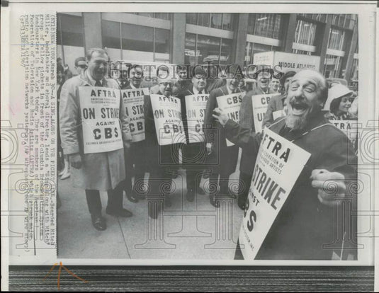 1967 Press Photo Bandleader Mitch Miller wears a picket sign in New York - Historic Images