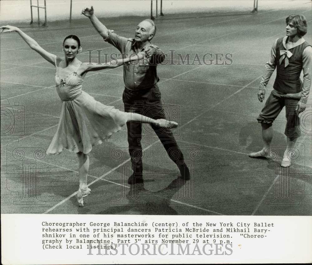 1979 Press Photo Choreographer shows dancer a move as another dancer watches - Historic Images