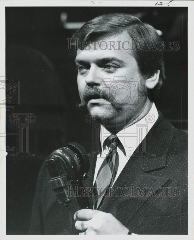 1970 Press Photo George Yanok holding an old fashioned microphone - afa25119 - Historic Images