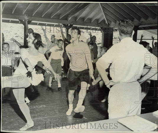 1958 Press Photo Starlight theater singers and dancers rehearse "Tom Sawyer" - Historic Images