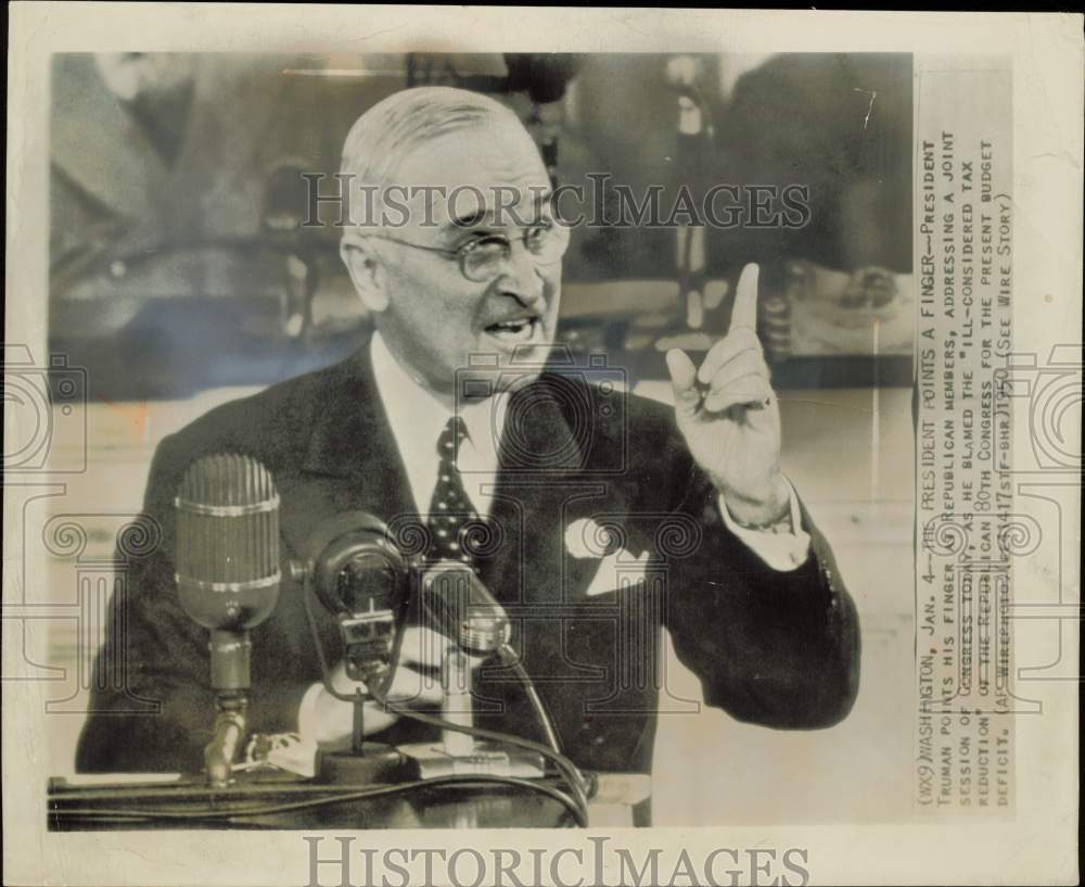 1950 Press Photo President Truman points his finger at address in Washington - Historic Images