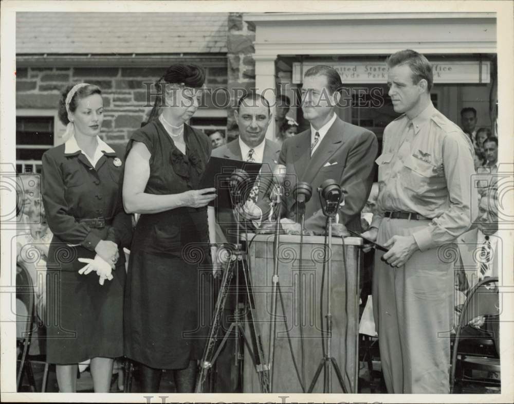 1945 Press Photo Robert Hannegan gives Eleanor Roosevelt stamps in Hyde Park - Historic Images