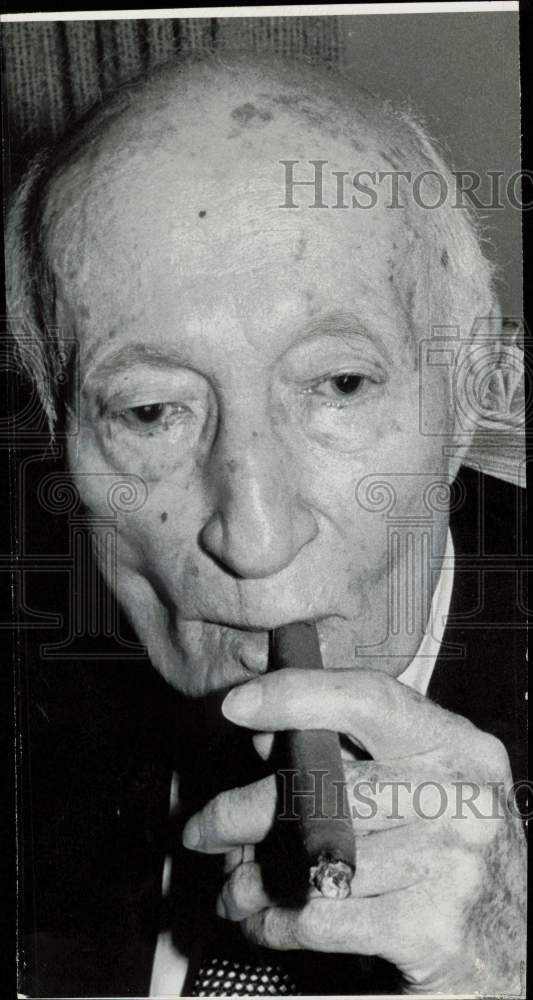 1972 Press Photo Adolph Zukor smoking a cigar - afa26665- Historic Images