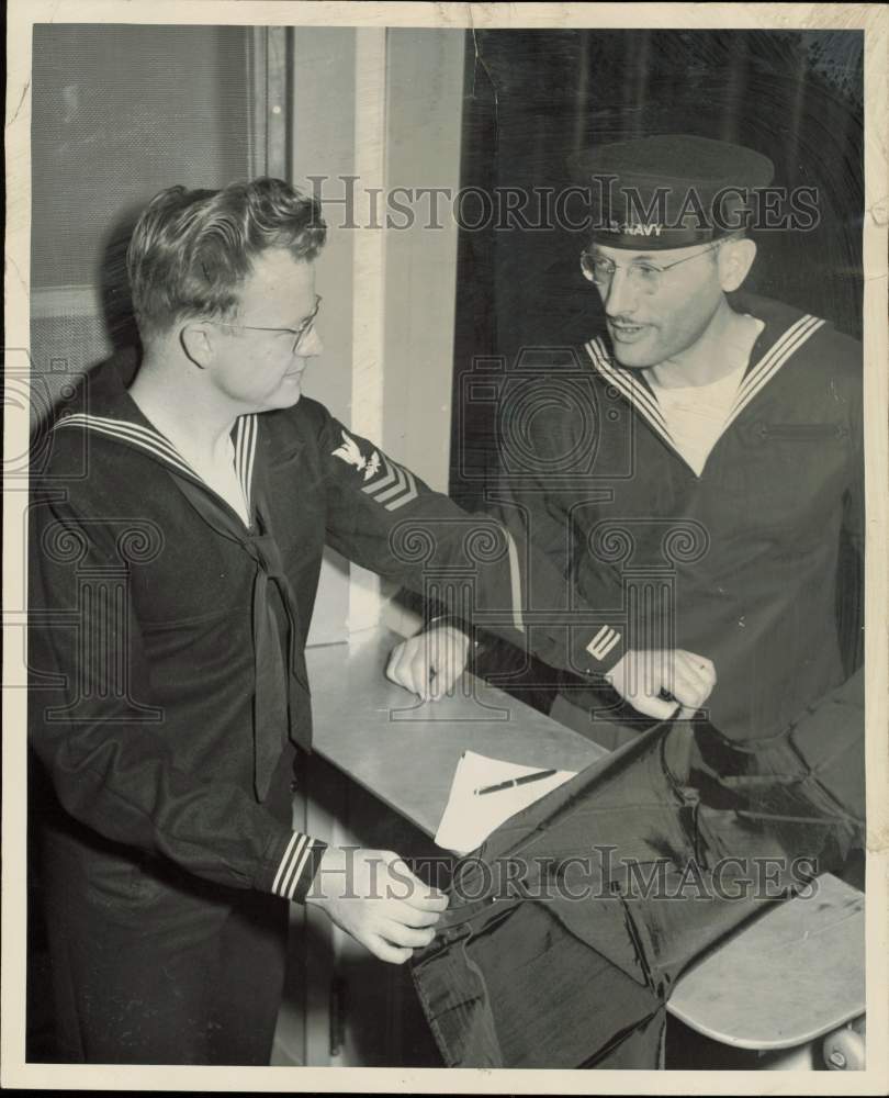 1948 Press Photo Navy man Byron Fish talks with storekeeper Henry Vandermate - Historic Images