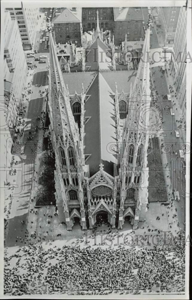 1959 Press Photo Aerial view of crowd outside St. Patrick&#39;s Cathedral, New York - Historic Images