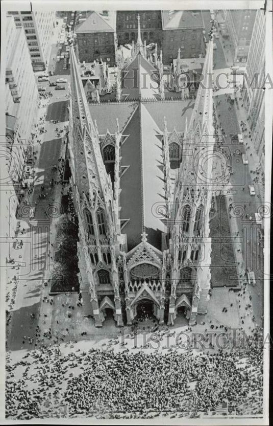 1959 Press Photo Aerial view of crowd outside St. Patrick's Cathedral, New York - Historic Images