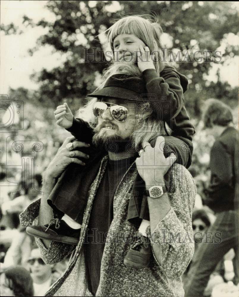 1977 Press Photo Child on Dad&#39;s Shoulders at Rock Concert, Miami, Florida- Historic Images