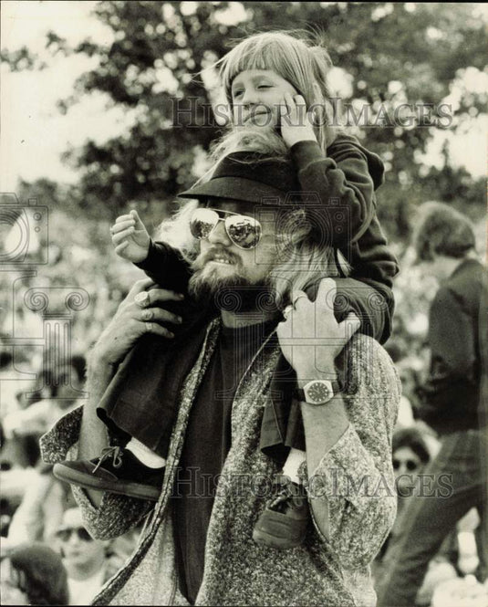 1977 Press Photo Child on Dad's Shoulders at Rock Concert, Miami, Florida- Historic Images