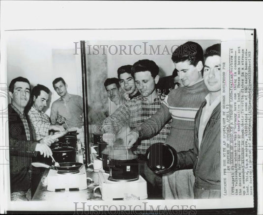 1963 Press Photo Italian men cooking in a communal kitchen at Volkswagen plant - Historic Images