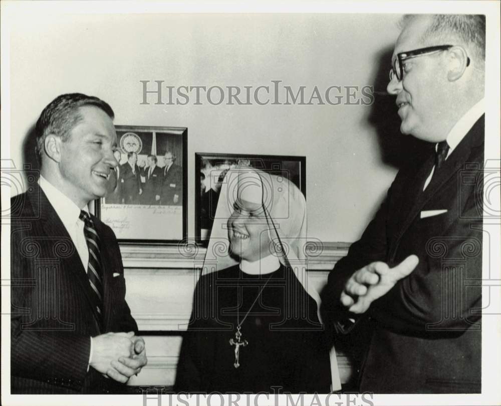 1967 Press Photo Sister Mary Rosarii with politicians in Washington - afa27617 - Historic Images