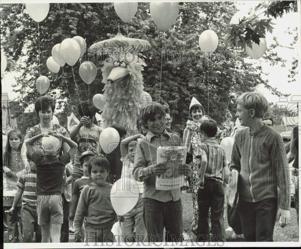 1973 Press Photo Rev. Mikel Jackson dresses as &quot;Yellow Bird&quot; at Bible School - Historic Images