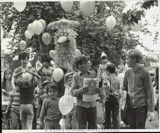 1973 Press Photo Rev. Mikel Jackson dresses as "Yellow Bird" at Bible School - Historic Images