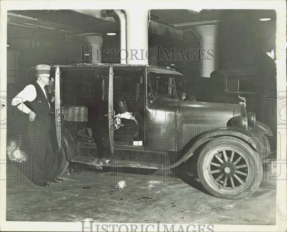 1931 Press Photo Man looking at car used in Jackie Thompson kidnapping - Historic Images