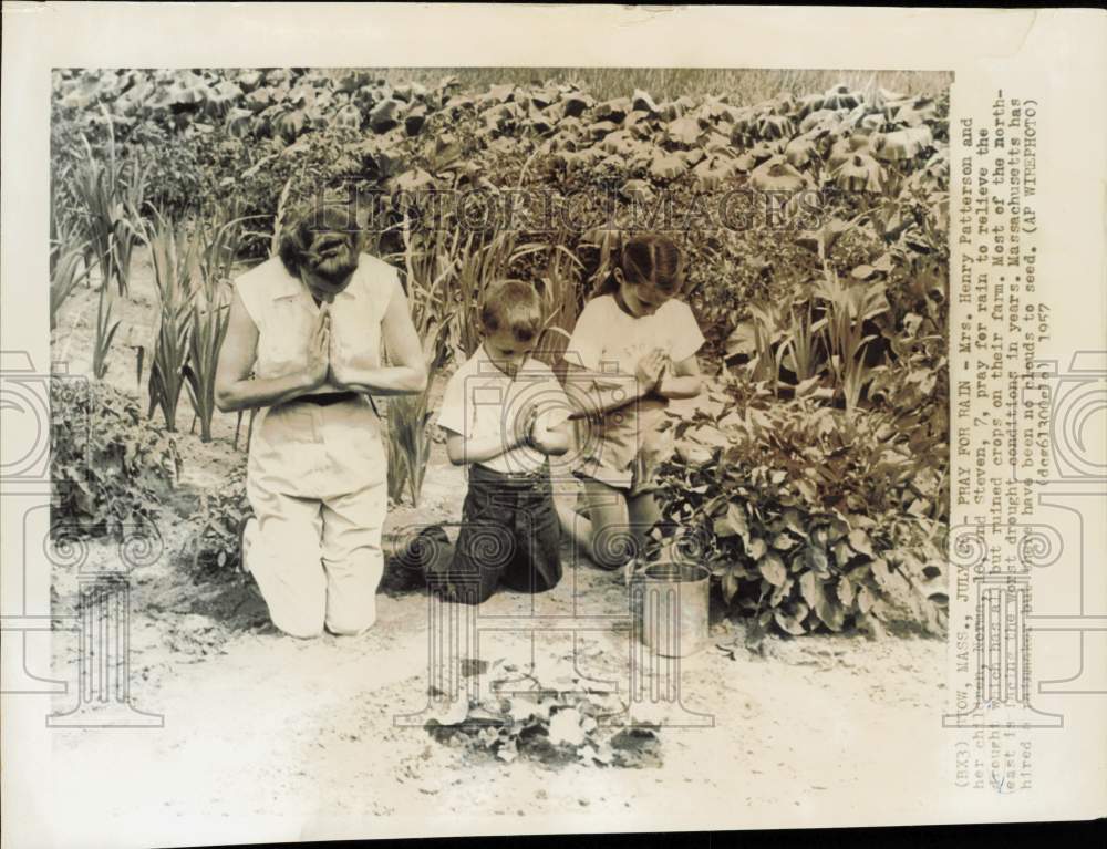 1957 Press Photo Mrs. Henry Patterson and her children pray for rain at farm, MA - Historic Images