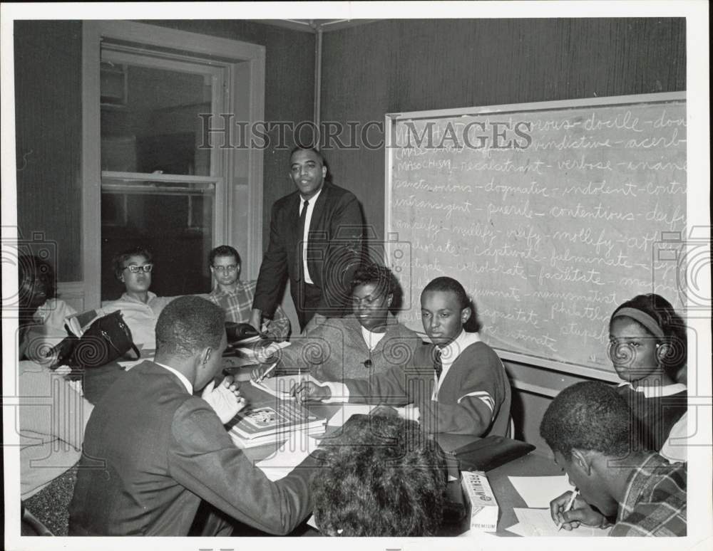 1963 Press Photo Donald Bourgeois teaches high school dropouts at a Chicago YMCA - Historic Images