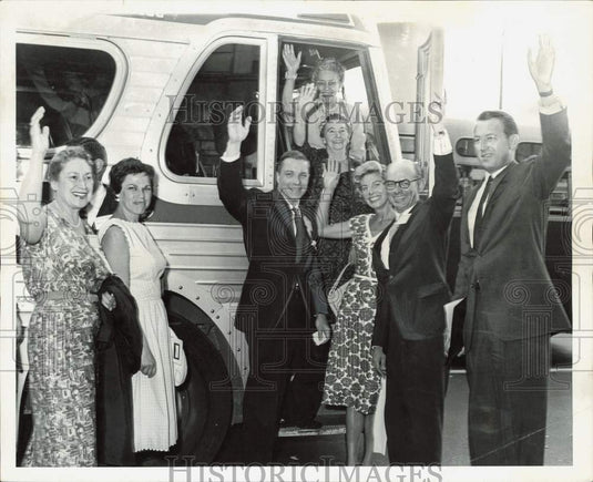 1960 Press Photo Members of the GOP platform committee wave & get into a bus - Historic Images
