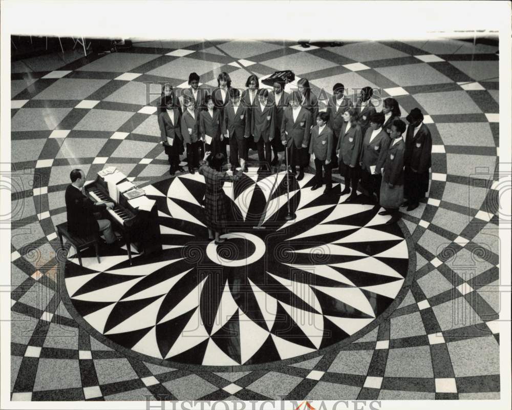 1987 Press Photo Chicago Children&#39;s Choir perform at the Atrium Mall - Historic Images