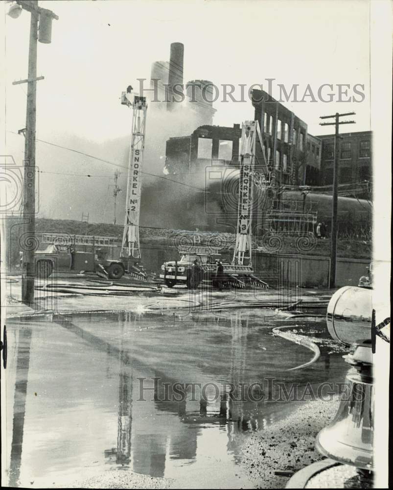 1966 Press Photo Fire Department snorkels fight fire at 3951 S. Canal, Chicago - Historic Images