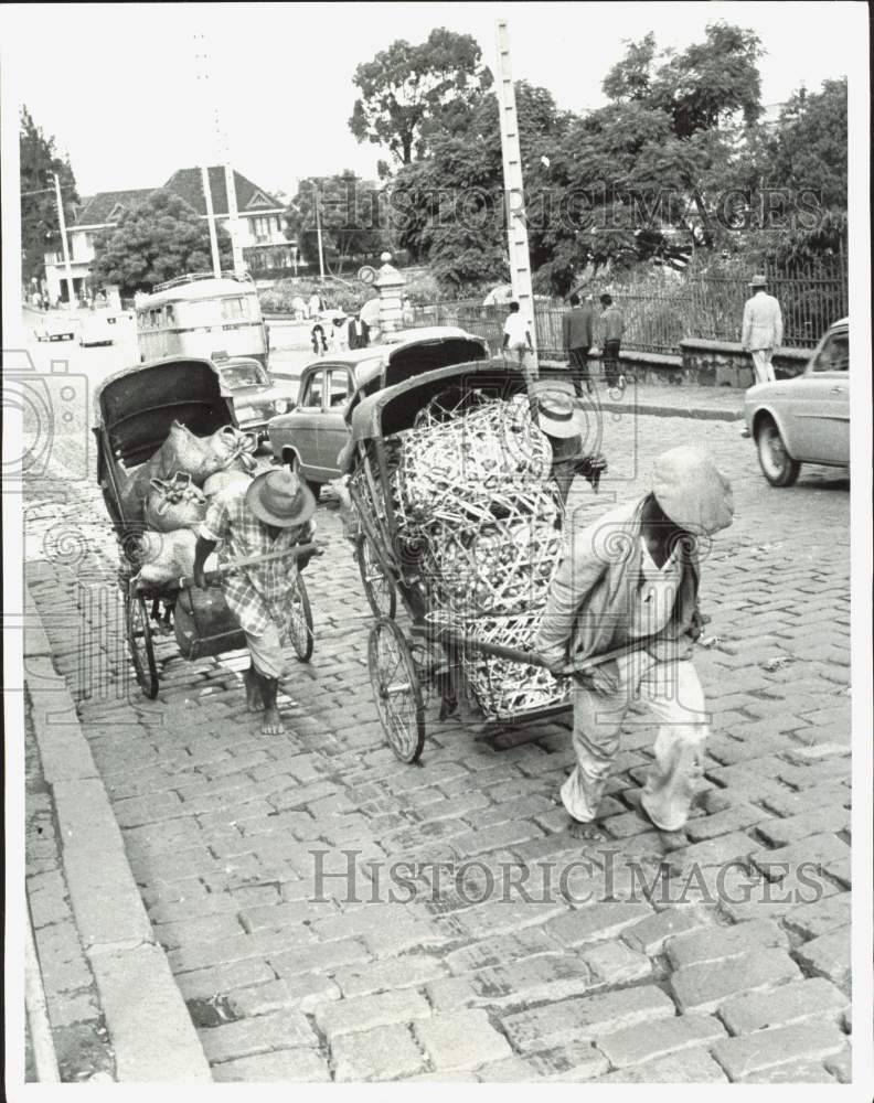 1961 Press Photo Laden rickshaws pulled by men in Tananarive Malagasy Republic - Historic Images