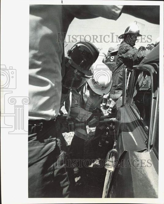 1978 Press Photo Tom Santell & Mike Hayworth get first hand jaws experience - Historic Images