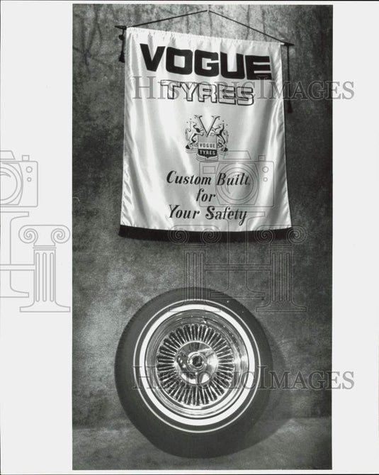 1993 Press Photo Vogue new Tru-spokes tire at Howie's Tire and Wheel in Miami - Historic Images