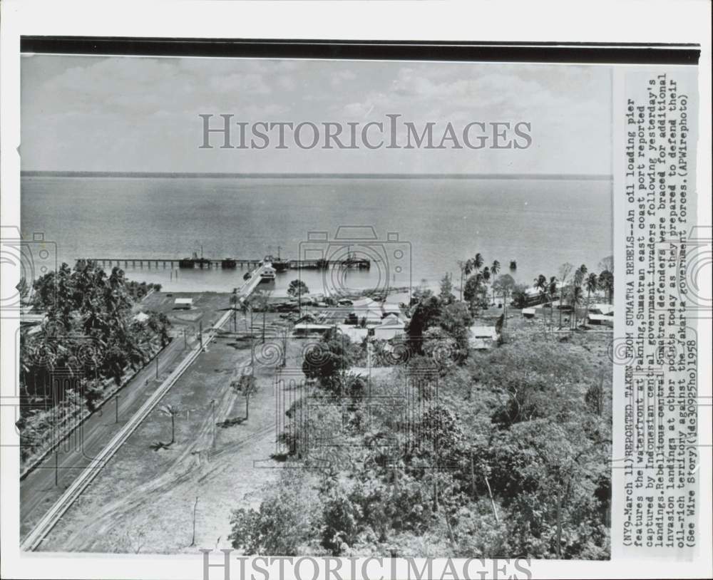 1958 Press Photo View of an oil loading pier in Pakning, Sumatra - afa31841 - Historic Images