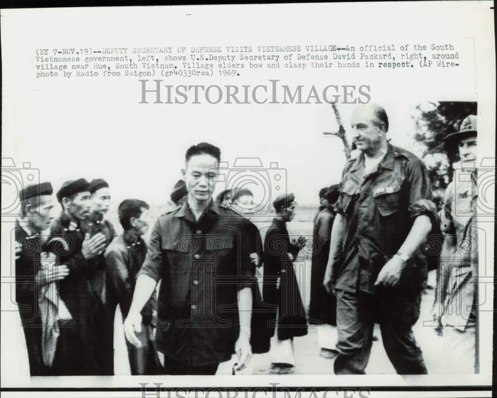 1969 Press Photo U.S. Deputy Secretary of Defense David Packard near Hue, S.V.- Historic Images