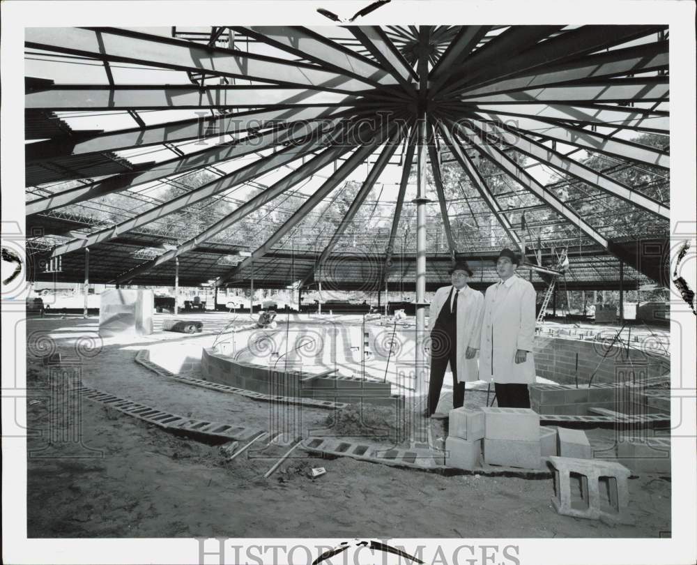 1965 Press Photo H. Fred Campbell and Geoge Pranis at MacArthur School site - Historic Images