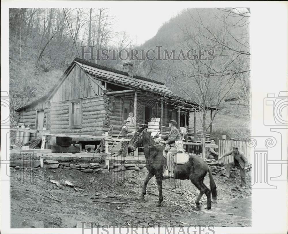 1957 Press Photo Mailman Pratt and his mule delivers letter to mountain cabin - Historic Images