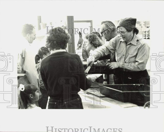 1982 Press Photo Author Joanne Greenberg hands out sausages at Lookout Mountain - Historic Images