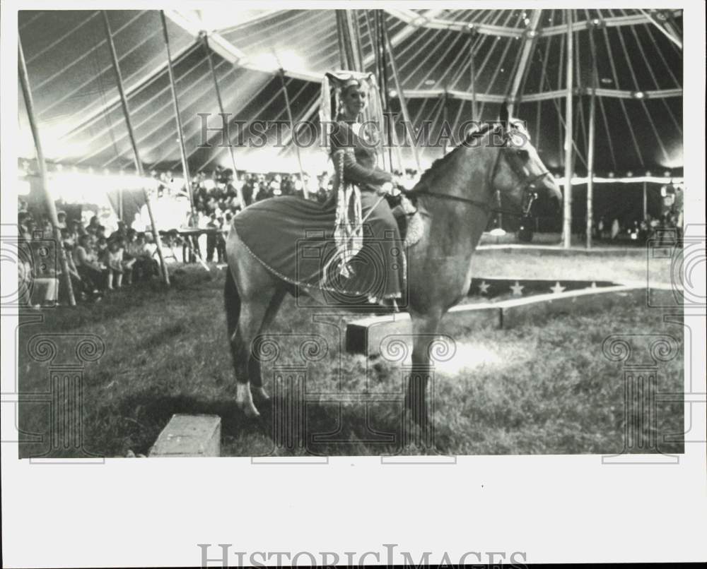 1984 Press Photo Pat White, sometimes a lion tamer, plays another role- Historic Images