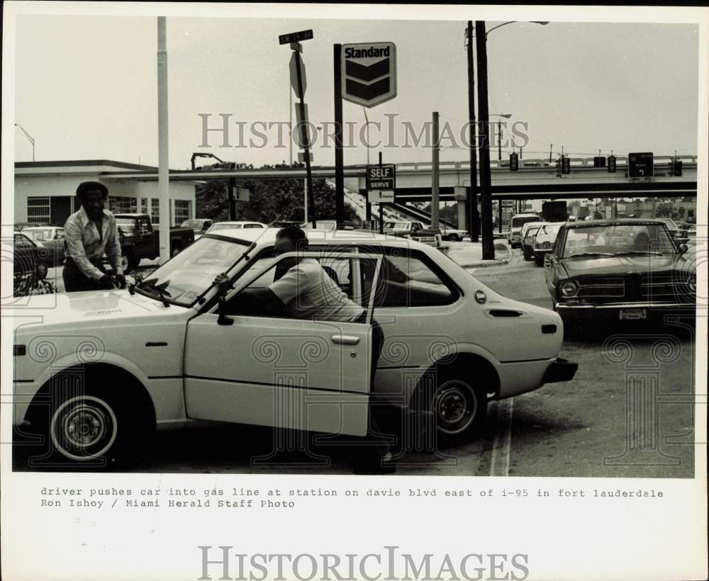 1979 Press Photo A driver pushes their car into gas line in Fort Lauderdale, FL - Historic Images