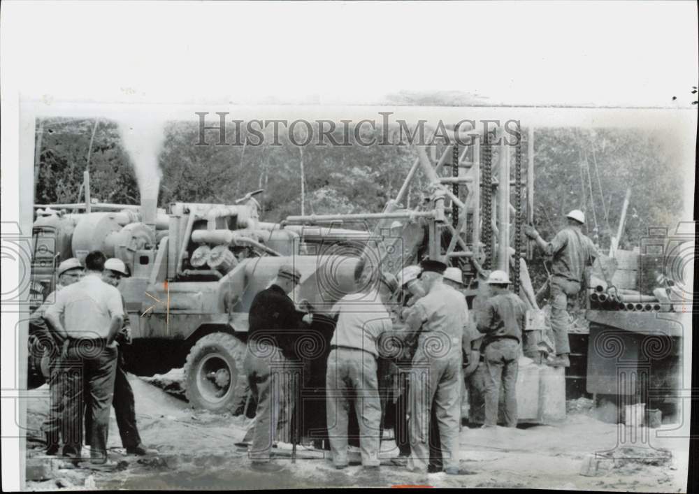 1963 Press Photo Crews dig a second tunnel to free trapped miner in Pennsylvania - Historic Images