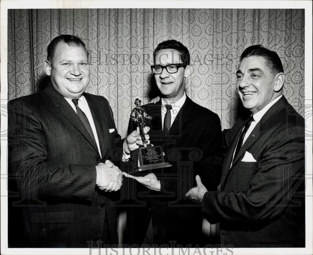 1965 Press Photo Bill Kincaid gets award from Joe Edmondson and Earl Harris - Historic Images