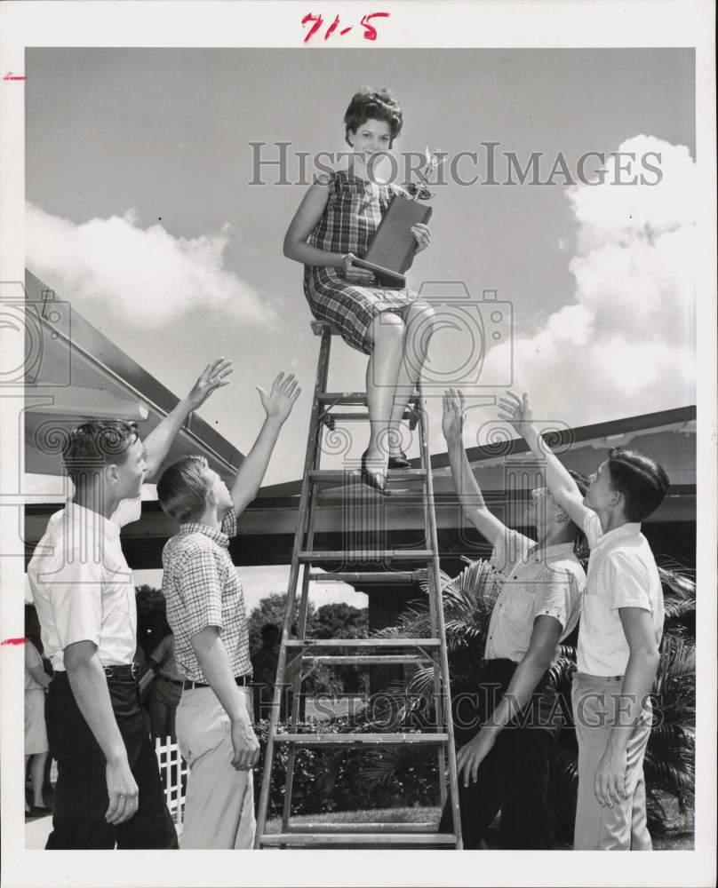 1965 Press Photo Palmetto High class presidents look up at girl holding trophy - Historic Images