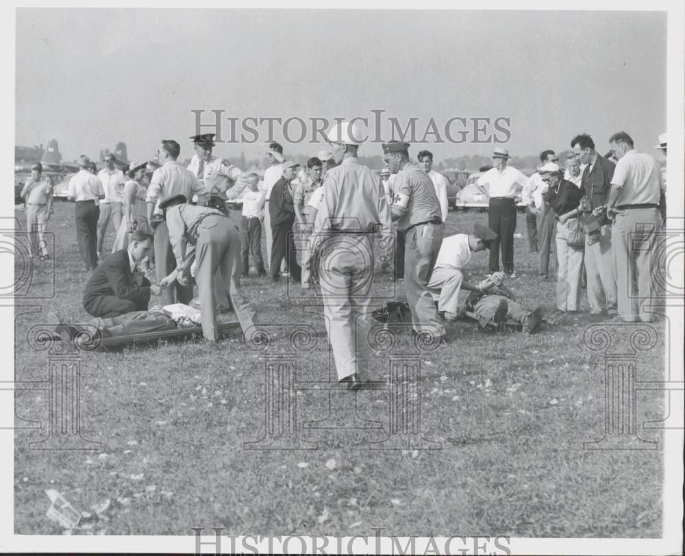 1952 Press Photo Emergency workers deliver first aid at International Air Show - Historic Images