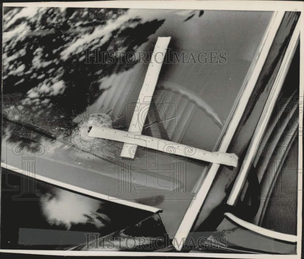 1973 Press Photo Bullet Hole in the Windshield of Israeli Colonel Yosef Alon - Historic Images